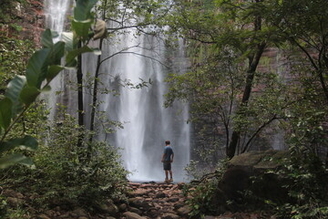 homem na cachoeira dos namorados, parque estadual da serra de ricardo franco, vila bela da sant&iacute;ssima trindade, mato grosso 