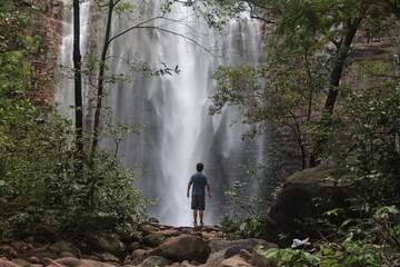 Obraz premium homem na cachoeira dos namorados, parque estadual da serra de ricardo franco, vila bela da santíssima trindade, mato grosso 