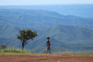 homem em mirante na chapada dos guimarães, mato grosso 