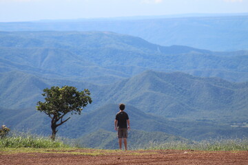 homem em mirante na chapada dos guimarães, mato grosso 