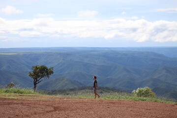 homem em mirante na chapada dos guimarães, mato grosso 