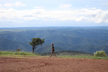 homem em mirante na chapada dos guimarães, mato grosso 