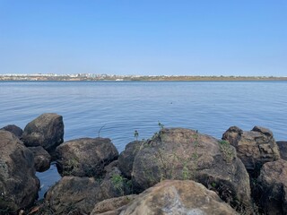 Pedras na beira do lago com vista para Brasília