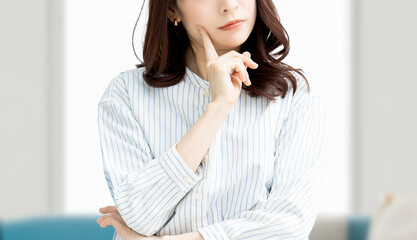 考えごとをする女性