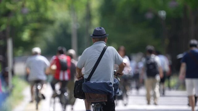 日本人の男性の高齢者 / Elderly Japanese man riding a bicycle