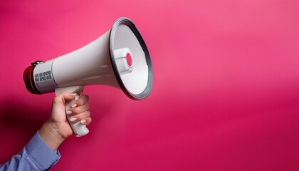 Une main tenant un m&eacute;gaphone annonce des soldes et des remises, sur un fond vif