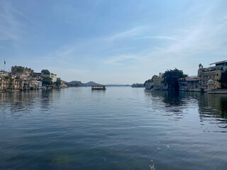 Obraz premium View of still water with indian buildings on periphery