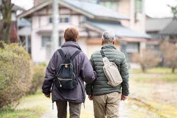 2人で家路を歩く高齢者の夫婦