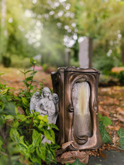 Grablampe mit Engelsfigur am Grab im Parkfriedhof