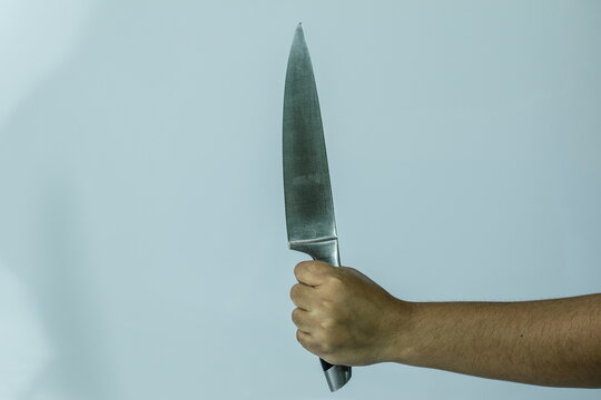 Empu&ntilde;ando cuchillo