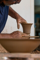 garncarstwo, ceramika, glina, dłonie, palce © RobertM