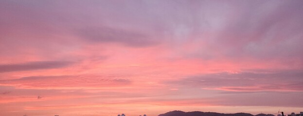 붉은 빛이 도는 저녁 하늘