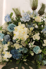 bouquet de flores azul e branco