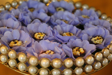 mesade bolo decorada com flores