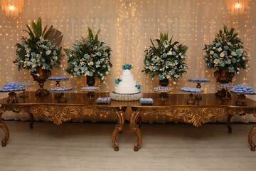 mesade bolo decorada com flores