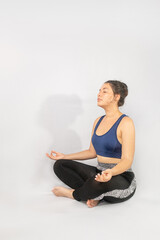 Joven mujer caucásica realiza ejercicios de estiramiento y Yoga buscando la paz mental