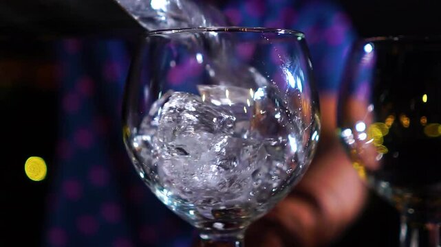 Hielo en copas para bebidas refrescantes 