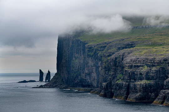 El Gigante y la Bruja (Risin og Kellingin en fero&eacute;s) son dos legendarios islotes  situados en la costa norte de la isla de  Eysturoy en Islas Feroe ( Faoes Islands, Denmark)