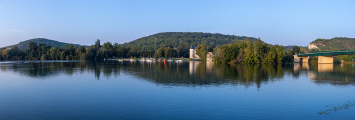 image panoramique montrant les bords de Seine à Vernon, ville française en Normandie proche de...
