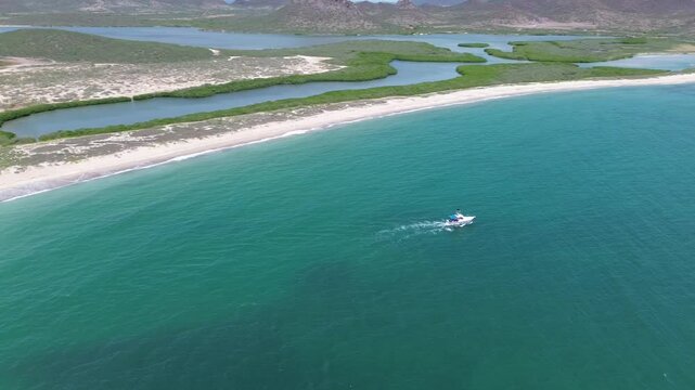 Paseo en yate con grandes paisajes