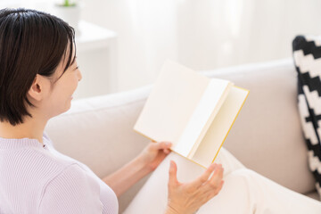Naklejka premium 本を読む女性