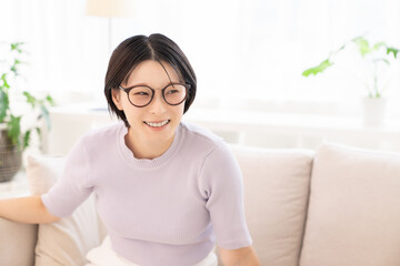 部屋でリラックスする女性