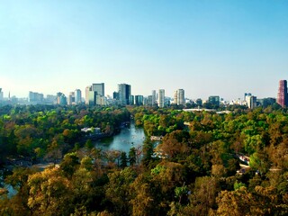 Obraz premium Aerial view of city lake with buildings in the background