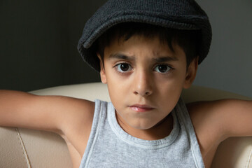 Retrato de cerca de niño con estilo vintage