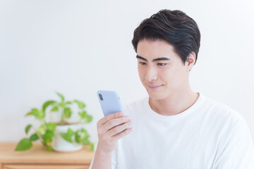 スマホを操作する男性