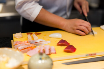 Obraz premium Japanese chef prepare for sashimi in restaurant