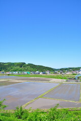 粟ヶ岳と田園風景（新潟県）