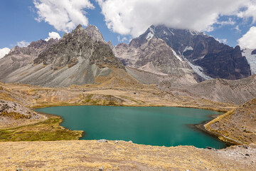 Laguna de color turquesa rodeada de montañas cerca del nevado de Ausangate en la Cordillera de Vilcanota en Cusco, Perú - 7 lagunas en los Andes © Richard