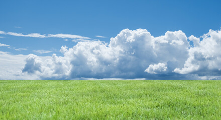 河川敷の土手、高台さわやかな青空と雲・入道雲　緑の草原・芝生の背景壁紙　アウトドア・スポーツ・行楽・レジャー・旅行・遠足・運動会の背景	