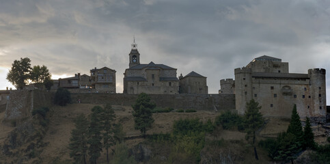 Obraz premium Historic Castle on Hilltop at Dusk with Cloudy Skies
