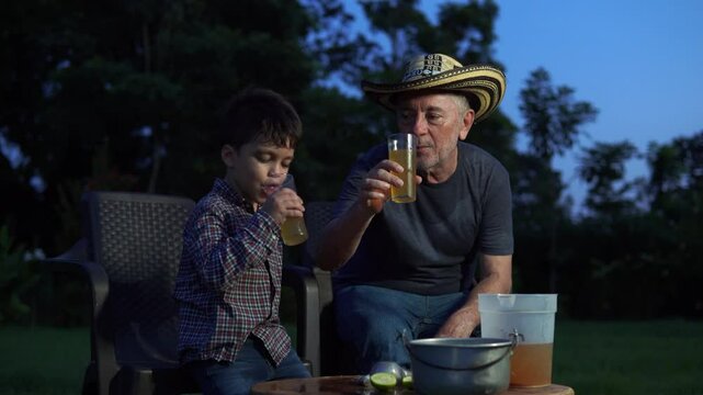 Ni&ntilde;o y su abuelo camino al cultivo de limones donde recolectan limones para hacer una limonada en familia.