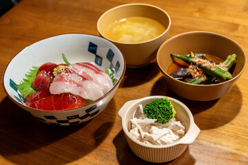 おいしい海鮮丼と健康的なおかず
