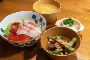 おいしい海鮮丼と健康的なおかず