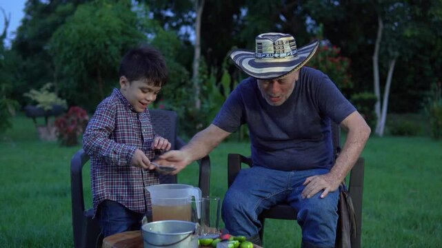 Ni&ntilde;o y su abuelo camino al cultivo de limones donde recolectan limones para hacer una limonada en familia.