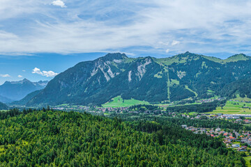 Obraz premium Die Naturparkregion Reutte im Tiroler Lechtal im Sommer, Blick zum Hahnenkamm bei Höfen