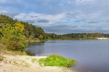 Obraz premium A lake with a forest in the background
