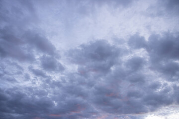 Obraz premium The sky is cloudy and the sun is setting