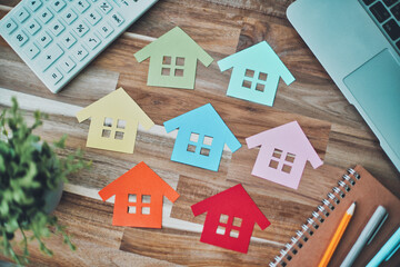 複数並んだカラフルな家とビジネスアイテム