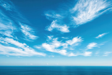 Obraz premium Cirrus clouds in the azure sky above a ocean