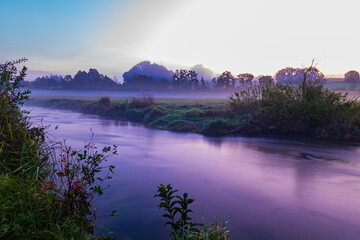 Morgendämmerung am Fluss