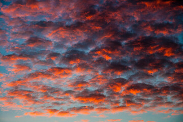 Niesamowite pomarańczowe chmury w czasie zachodu słońca © arekzet62