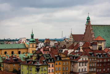 Obraz premium Paralotniarz wśród chmur na niebieskim niebie