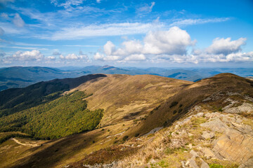 Bieszczadzkie połoniny w pogodny jesienny dzień