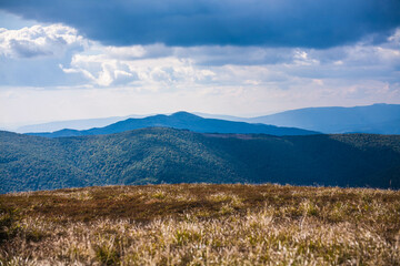 Bieszczadzkie połoniny w pogodny jesienny dzień