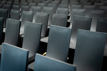 Obraz premium Empty chairs in a conference room waiting for guests and speakers at a business event at the hotel
