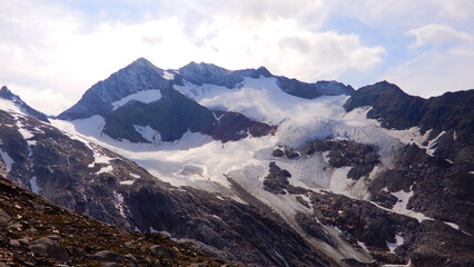 die Malhamspitzen (3373m, 3364m, 3326m, ) links das Regentörl